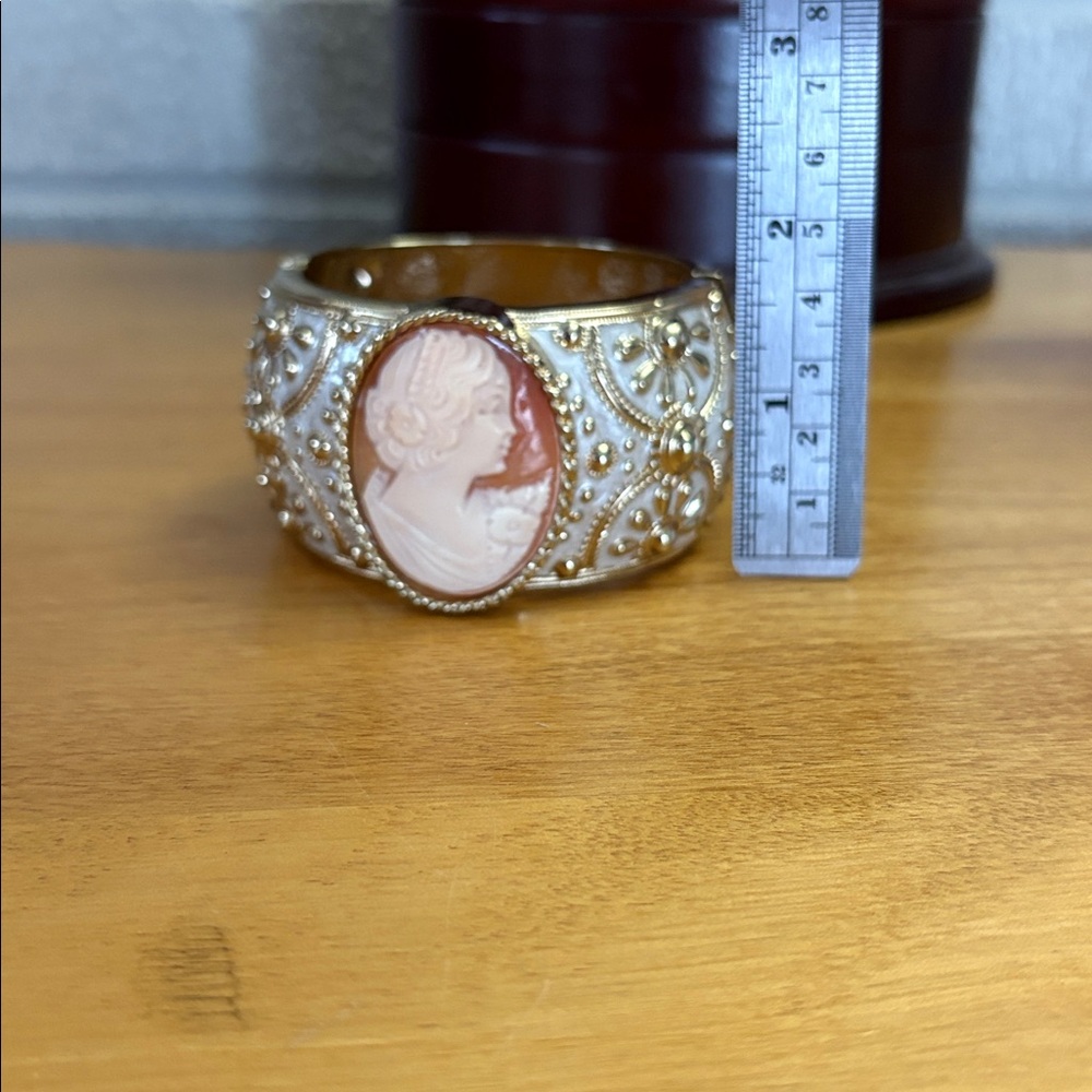 Amedeo Cameo La Piazetta Clamp Bracelet Bangle Hinged Gold Tone Cream Enamel EUC - Picture 11 of 12
